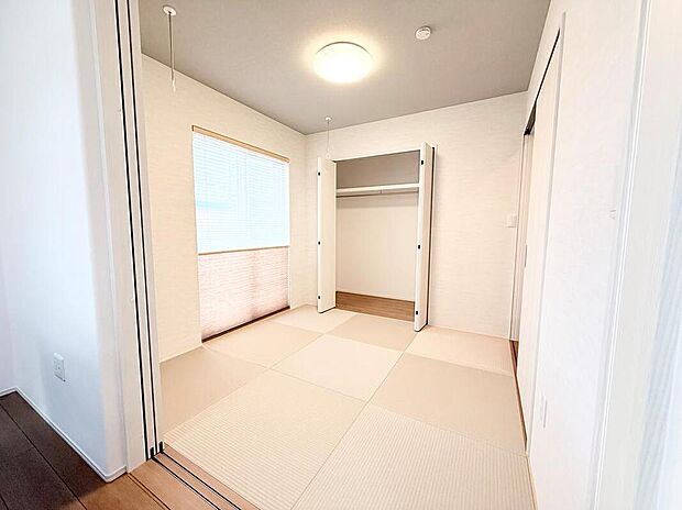 【【C棟 和室】】LDKと隣接した和室。お子様の遊び部屋・お昼寝スペースとして使うのもオススメです!客間としてもご活用いただけます。