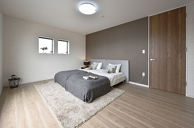 【【主寝室同仕様】】一日の疲れを癒す寛ぎの10帖以上の主寝室。シングルベッドを２つとベビーベッドを置いても窮屈さを感じないゆとりの広さです。 