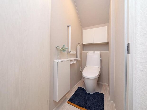 【【トイレ同仕様】】温水洗浄便座付き。従来品に比べ洗浄水量を約7割カットした節水型のトイレです。1階・2階の2箇所に設け、来客時も気兼ねなく利用できます。