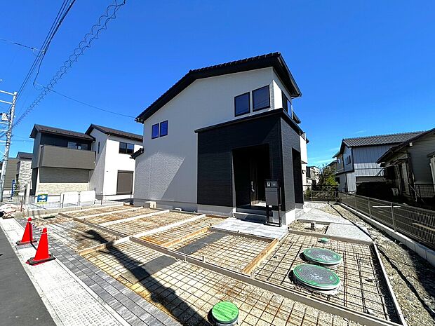 【【D棟　外観】】洗練されたデザインが目を引く、街並みに調和しながらも存在感を放つ美しい外観。スタイリッシュで落ち着いた雰囲気です。
