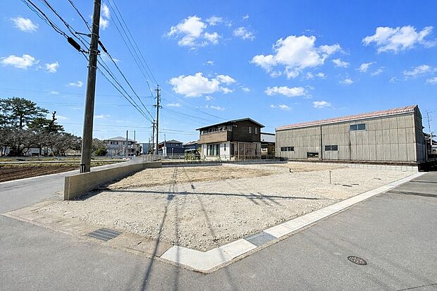 【【現地外観写真】】買い物施設が徒歩10分圏内に点在し、日常の利便性が高い立地。小学校へも徒歩約10分(約750m)で、子育て世帯にも安心の住環境です。