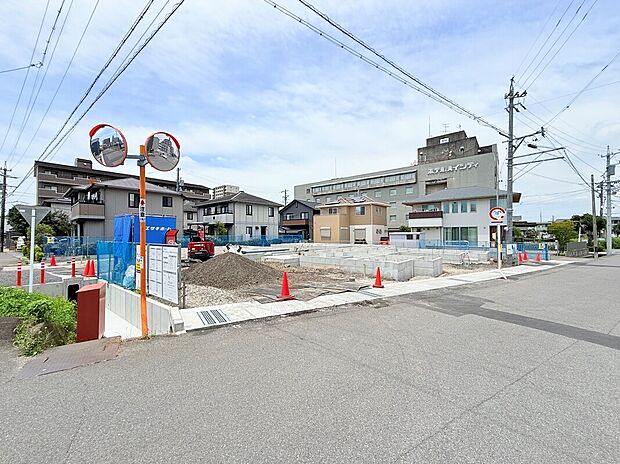 【【現地写真】】自転車で約6分圏内にショッピングセンターが2箇所、徒歩10分圏内にコンビニ、ドラッグストア、スーパーが揃う、利便性の良い住環境が整っています。