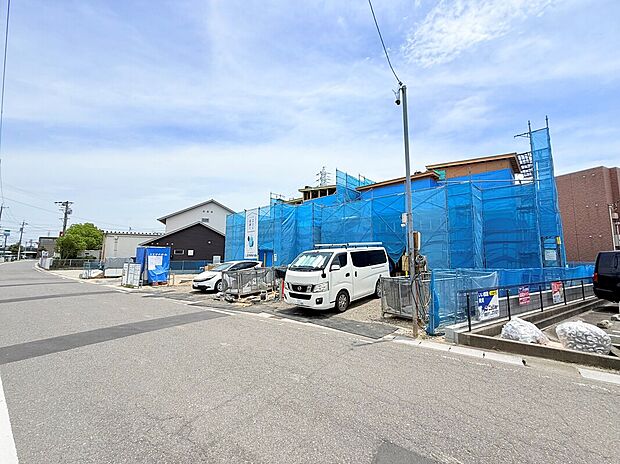 【【現地写真】】買い物施設が身近に点在する、利便性が良く暮らしやすい環境です。全邸エサキホームオリジナルの「準平屋」仕様の住まいです♪
