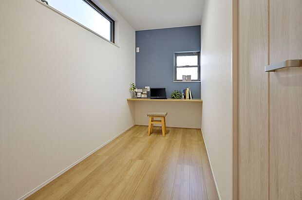 【【B-10棟　書斎】】カウンター付きで作業スペースにぴったり！