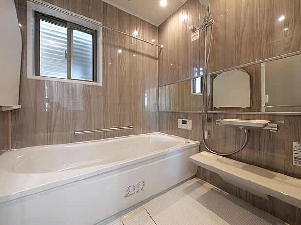 【【L棟 浴室】】1坪タイプのバスルーム。ゆったり足が伸ばせるので、毎日の疲れを癒すバスタイムを実現。ご家族一緒に入れます。浴室暖房乾燥機付きで浴室内干しも可能!