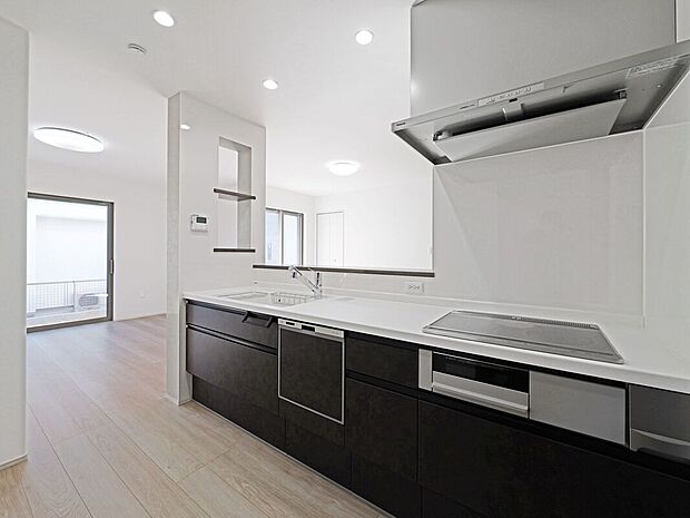 【【L棟 キッチン】】作業スペースが広く、つなぎ目のない天板、IHのガラストップコンロはお掃除がしやすく家事がはかどります。背面にもゆとりを設けているので、お子様一緒にお料理をするのも楽しめそうです。