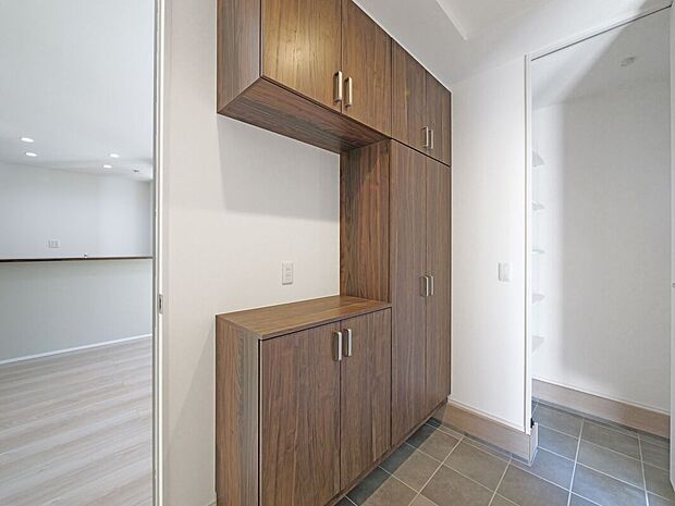 【【L棟 玄関】】玄関を入ってすぐの玄関収納にはベビーカーやゴルフ道具、アウトドア用品など、外で使用するアイテムは玄関ドアの近くに収納できます。