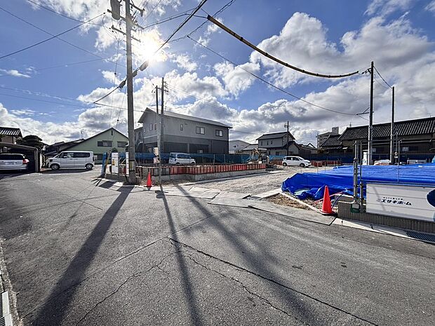 【【前面道路含む現地写真】】アオキスーパー 古井店まで徒歩約6分(約470m)。生鮮食品はもちろん、調味料などもお手頃価格で購入できると子育て世帯に支持されるスーパーが近くにある便利な立地です！
