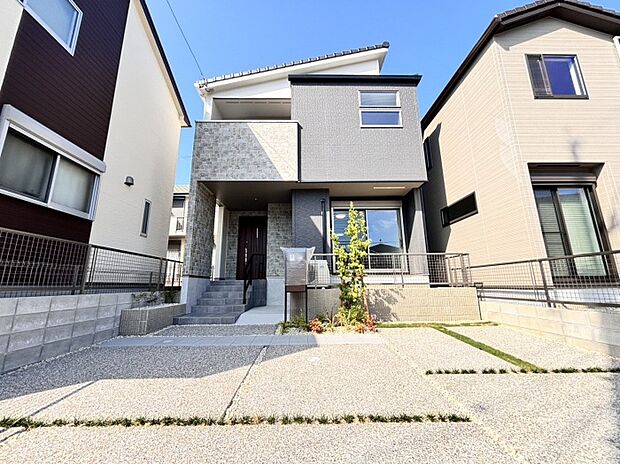 【【C棟 外観】】設計やインテリアコーディネーターが1棟1棟デザインし、周囲の街並みに溶け込むように考えています。いつまでも飽きの来ない外観です。