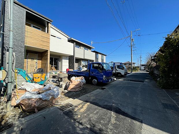 【【前面道路含む現地写真】】前面道路との高低差が少なく、車や自転車の入出庫、ベビーカーでのお散歩もスムーズに行えます。周辺環境と併せて、是非現地をご見学ください。