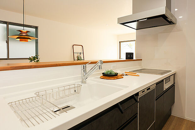 【【キッチン同仕様】】お手入れ簡単、収納力、使いやすさにこだわったシステムキッチンです。キッチンでの作業が楽しくなる嬉しい設備を標準装備しています。