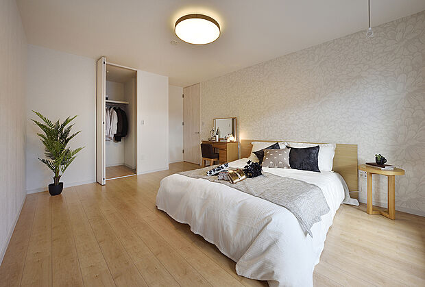 【【主寝室同仕様】】ウォークインクローゼット付きのゆとりある主寝室。ダブルベッドを置くことができる広さです。ゆとりの寛ぎ空間でプライベートタイムをゆったりとお過ごしいただけます。