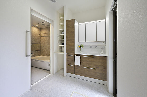 【【洗面室同仕様】】洗面台に収納が付帯。更にタオルや、洗面回りのストック品をしまうための収納もついています。いつでもスッキリ整った空間を維持できそうです。
