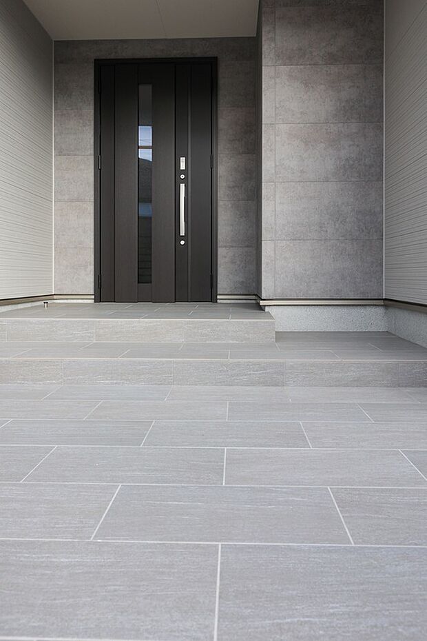 【【B棟　玄関】】上質感漂う玄関へのアプローチ。住まう人の帰りや訪れる方を優しく迎え、安らぎに満ちた生活空間を予感させる空間です。健やかな暮らしを楽しめます。