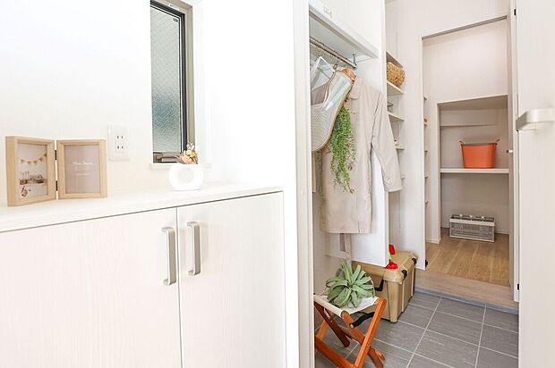 【【B棟　玄関収納】】玄関収納から直結してパントリーに行けます。買い物をして帰宅後、直接パントリーに持ち運び可能で便利です。