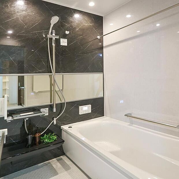 【【浴室同仕様】】限られた空間を広く見せるワイドミラー採用の1坪バスルーム。ゆったり足が伸ばせるので、毎日の疲れを癒すバスタイムを実現。ご家族みんなでも入れます。浴室暖房乾燥機付きで浴室内干しも可能!