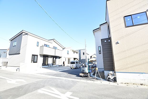 【【前面道路含む現地写真】】リニモ「長久手古戦場」駅まで徒歩約15分のロケーション。最寄りの名鉄バス「岩作組合前」停も徒歩約4分で、公共交通機関をご利用しやすい環境です。