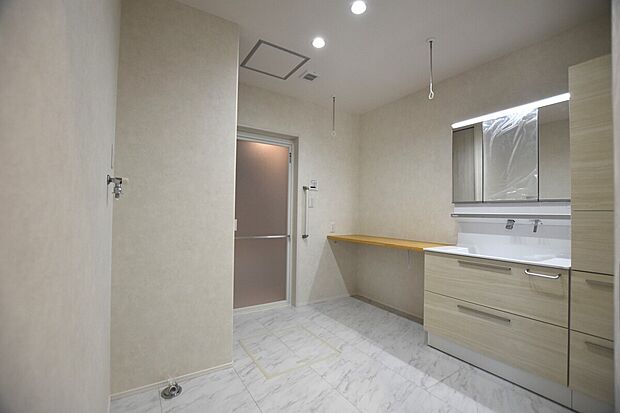 【【C棟　洗面室】】毎日の洗濯が楽になる便利なカウンター付きランドリースペースがあります。洗う・干す・乾かす・畳むが1つの空間で行え、家事動線がラクラクです♪