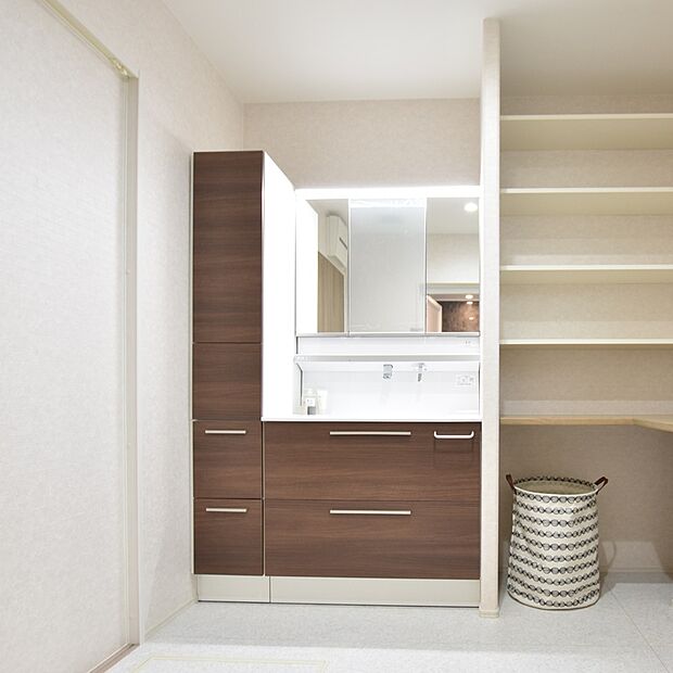 【【洗面室同仕様】】一日の始まりの朝、歯磨きをしたりメイクや髪をセットしたりする際に使いやすさが考えられた三面鏡です。シャワー付き水栓で洗面台でのシャンプーや毎日の掃除に大変便利です。