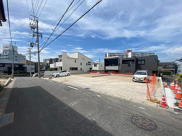 【【前面道路含む現地写真】】名鉄瀬戸線「瀬戸市役所前」駅まで徒歩約6分の立地。将来のお子様の通学も視野に入れると、各方面アクセスが良い住環境は日々の生活を助けてくれます。