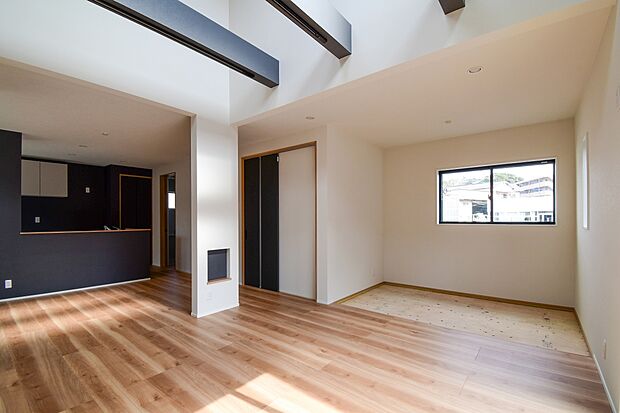 【LDK】リビング横にはタタミコーナーがあるのでゴロンっと寝転んだりしたら気持ちいいかも、、、!!