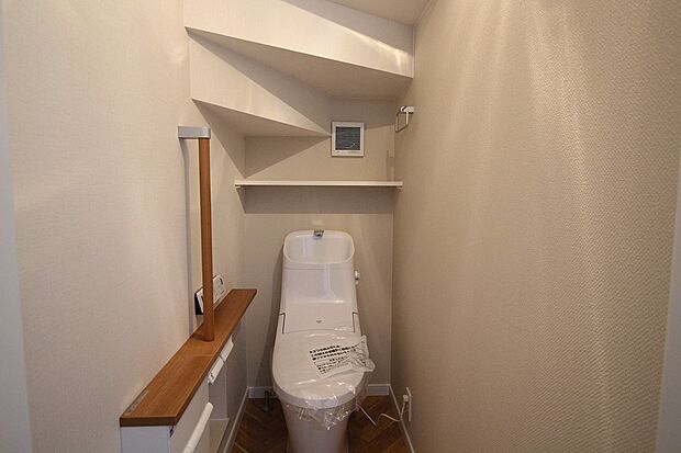 【トイレ（LIXIL製）】トイレは本体以外に手すり付きカウンター、壁付収納棚やペーパーホルダー、タオル掛けまでセットになってます。こちらも例えばペーパーホルダーはお気に入りのものを支給したいとなれば標準分は引かせて頂きます