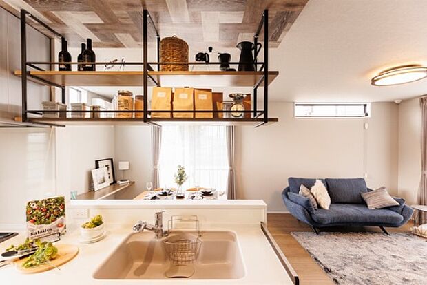 【【施工例】キッチン】清潔感と開放感がある白いキッチンは、自然と掃除したくなる傾向があるんです。