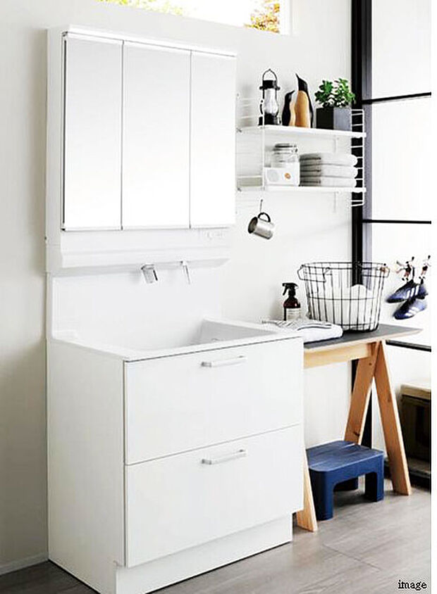 【洗面室/TOTO 洗面化粧台】汚れがたまらずお掃除ラクラク。汚れがすべるように流れるボウルとバックガードが、継ぎ目なくなめらかにつながります。水栓が上部にあるので、ふき掃除もラクラクです。