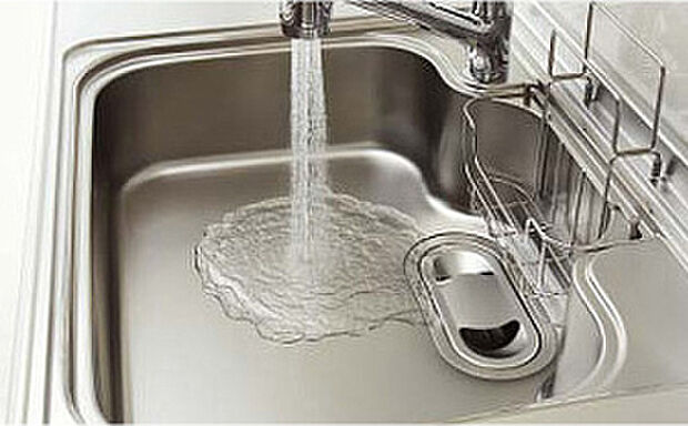 【美・サイレントシンク】シンク裏の底面だけでなく側面にまで広がった制振構造。水はね音などが抑えられますので会話を妨げられることがありません。