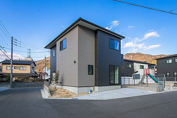 【1号地外観】ご好評につき、いよいよ最終1邸。全19邸洗練された街並みに住まうラストチャンスです。この機会をお見逃しなく。