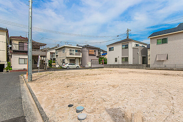 【全3区画の八幡3丁目II】全棟2台駐車可能です。前面道路は約4.0mで車がスピードを出しにくく安心♪ お気軽にお問い合わせください!/2025年9月撮影