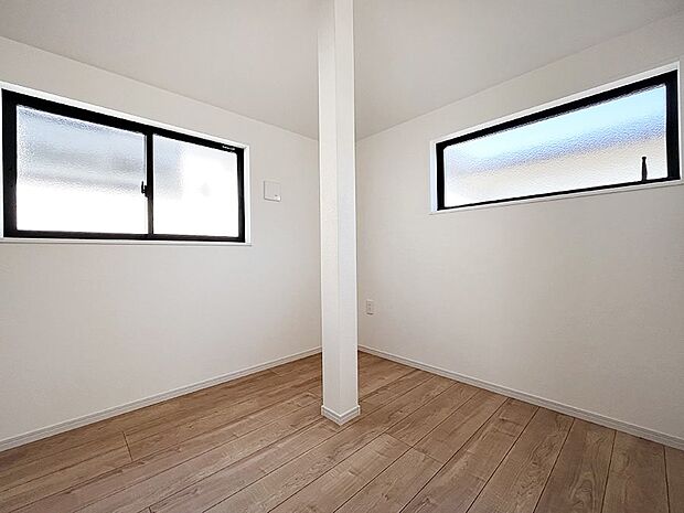 【子供部屋】2面採光の洋室！窓から入り込む陽光がお部屋全体を優しく包み込みます！