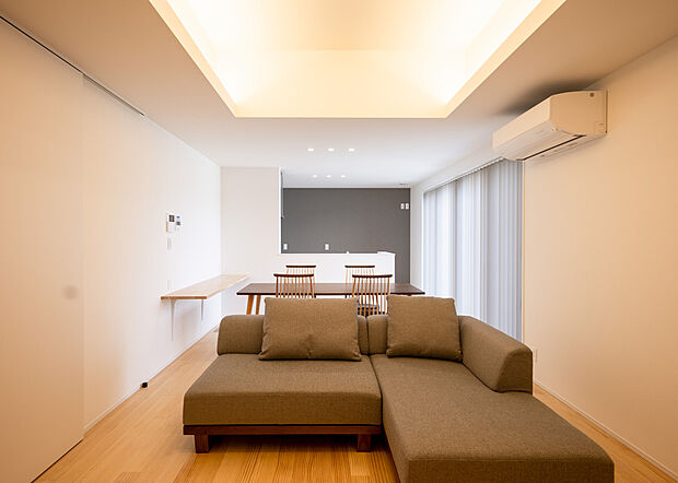 【7号地　LDK】折り上げ天井と間接照明がやわらかい光を生み出すLDK