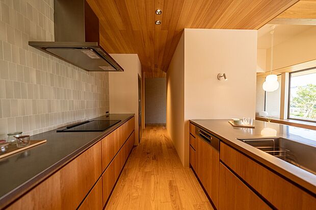 【【当社施工事例/キッチン】】空間に違和感なく溶け込むII型キッチン。