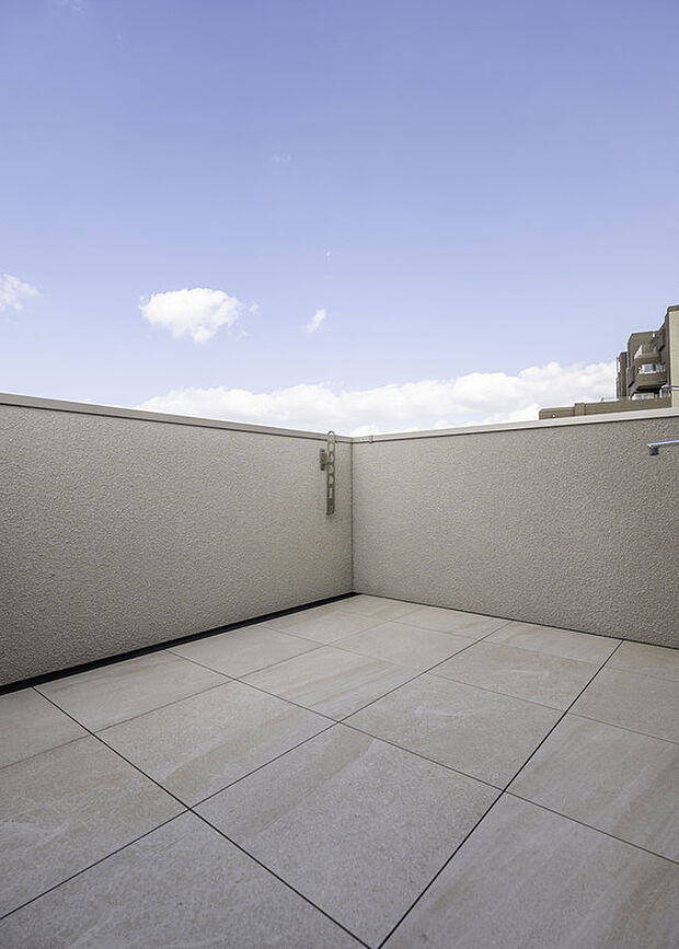 【5号地 スカイバルコニー】BBQもできて、大きな洗濯物もゆったり干せる広々としたバルコニー。