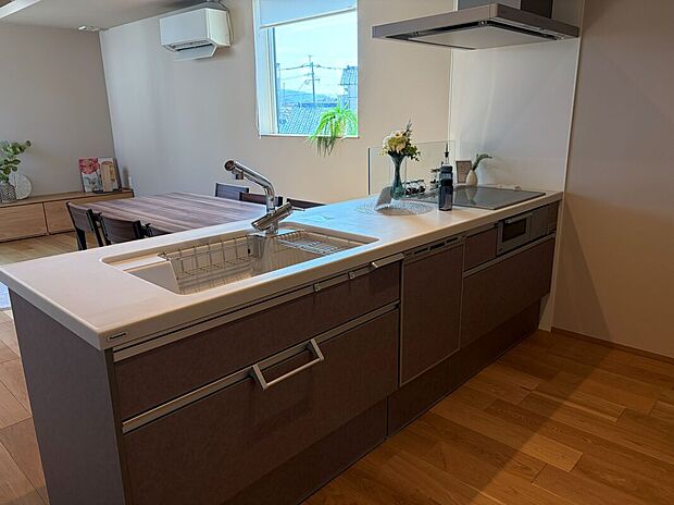 【Panasonicキッチン　【ラクシーナ】】【5号地キッチン】Panasonicキッチン「ラクシーナ」を採用。隙間レスシンク、深型の食洗器、クッキングコンセント、さっと洗えるファン、フルオープンソフトクロージング等使い勝手の良いキッチンとなっております。