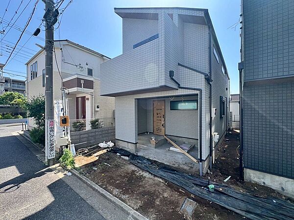 ゆとりある敷地面積に、家族の暮らしを豊かに彩る充実の新築戸建てが誕生。広々とした空間は、駐車スペースの確保はもちろん、日々の生活にゆとりと快適さをもたらします。