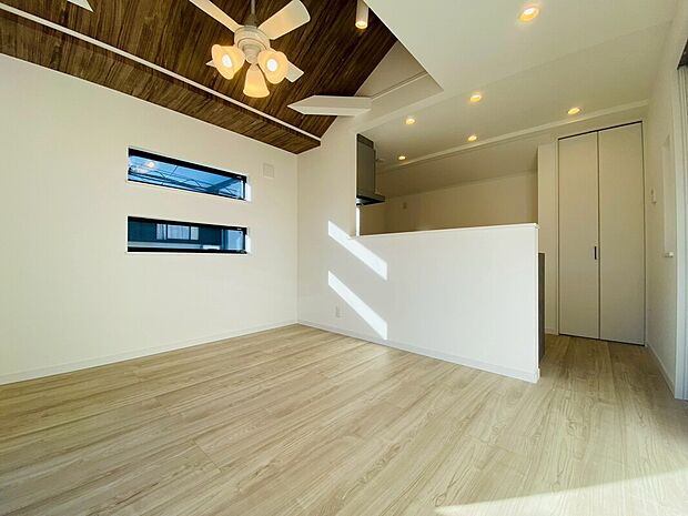 【施工例LDK】明るさと広がりを感じるLDKは、家族の時間を大切にできる住まいの主役。ダイニングからリビングまで一体感のある空間設計で、くつろぎと快適性を兼ね備えています。