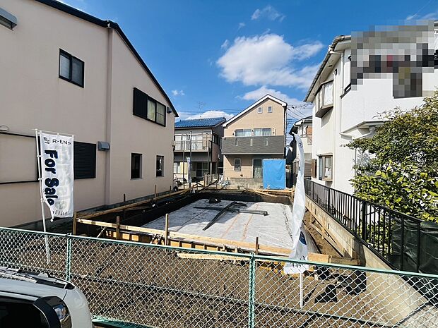 【建築中】南側は駐車場のため遮る建物が少なく、陽当り・風通しともに良好。たっぷりの陽光が差し込み、明るく開放感のある住環境が広がります。ゆったりとした暮らしを楽しめる魅力的な立地です。