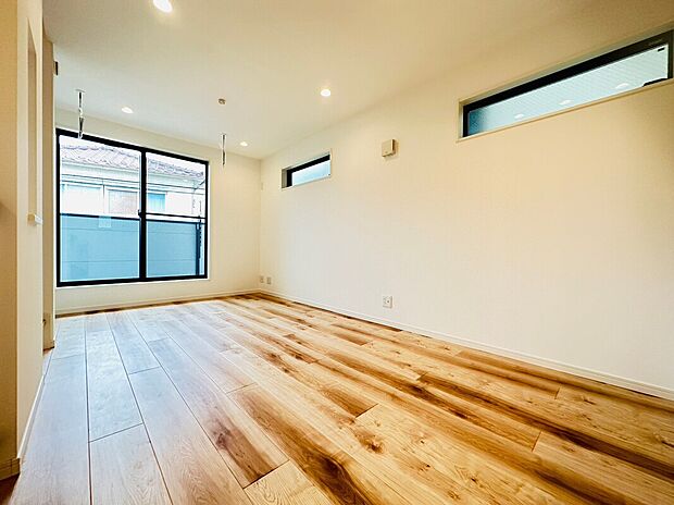 【施工例LDK】広々としたLDKはたっぷりの採光と開放感に包まれ、家族が自然と集まる心地よい空間。家具配置もしやすく、日々の暮らしにゆとりと快適さをもたらします。