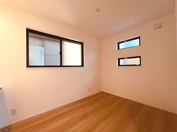 【【施工例】洋室】独立性のある洋室は、テレワークや趣味の部屋としてもおすすめの空間。生活スペースとほどよく距離があり、静かに集中できる環境が整っています。ライフスタイルに合わせて多彩に使える、自由度の高い一室です。