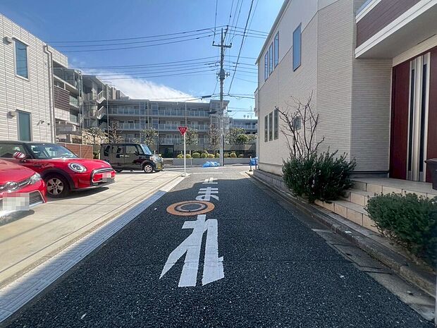 【前面道路】前面道路に面し、車の出し入れや通行もスムーズに行えます。周辺は落ち着いた住宅街が広がり、穏やかな街並みが魅力の住環境。騒がしさを感じにくく、子育て世帯にも安心です。