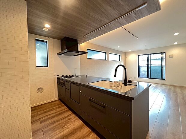 【【施工例】キッチン】洗練されたデザインと優れた機能性を兼ね備えたキッチン。広々としたワークトップは複数人での調理も快適に行え、豊富な収納スペースが調理器具や食材をすっきり整理します。動線を考え抜いたレイアウトにより、調理から配膳、後片付けまでがスムーズに進み、毎日の家事を効率化。上質な素材と細部までこだわった設計が、空間全体に高級感を演出します。家族との会話が自然と生まれる開放的な空間で、料理の時間をより楽しく、心地よいひとときへと変えてくれる理想のキッチンです。