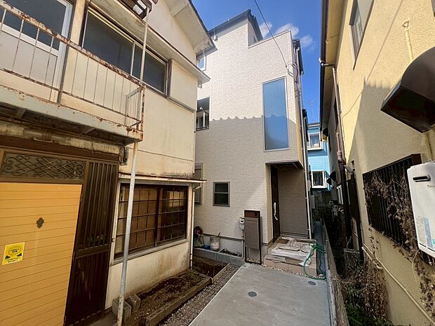 【外観】落ち着いた色合いの外観が街並みに調和し、上品で洗練された印象を与えます。シンプルながらも飽きのこないデザインで、住まう人の暮らしをやさしく包み込む住まいです。周囲の景観とも調和しています。