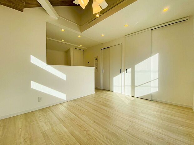 【【施工例】LDK】光と風が心地よく通り抜ける、開放感あふれるLDK。家族が自然と集まり、会話が弾む団らんの中心となる空間です。ゆとりある設計で、毎日の暮らしをより豊かに彩ります。