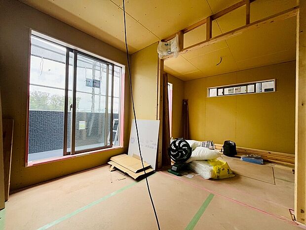 【【建築中】洋室】2面採光を確保した洋室は、明るい陽光がたっぷり差し込む開放的な空間です。風通しも良く、一年を通して快適にお過ごしいただけます。寝室や子ども部屋など、ライフスタイルに合わせて多目的に活用できます。