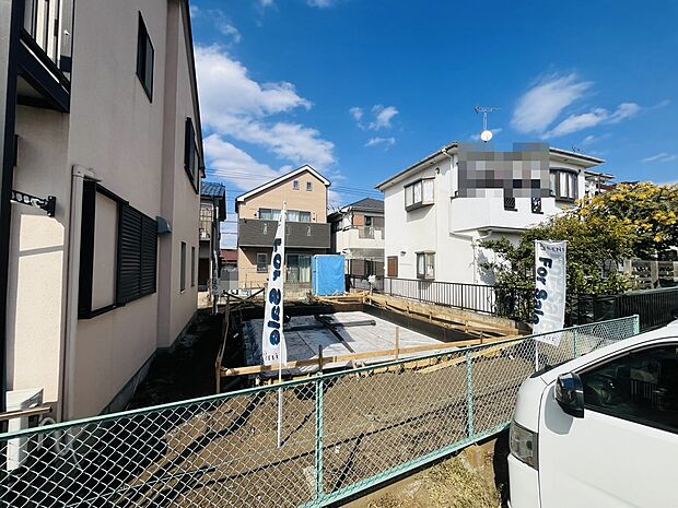 【外観】【建築中】スタイリッシュな外観デザインを予定した建築プラン。バランスの取れたフォルムと落ち着いた配色で、周囲の街並みにも自然に調和する住まいが計画されています。