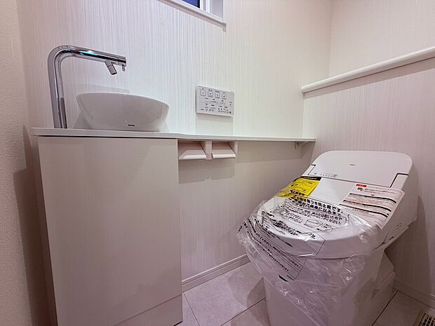 【トイレ】清潔感のあるトイレで、毎日の暮らしを快適にサポートします。落ち着いた空間でゆったりと使用でき、毎日気持ちよく過ごせるのも嬉しいポイント。使いやすさにも配慮された快適な設備です。