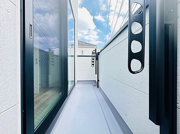 【【施工例】バルコニー】陽光と風を感じる心地よいバルコニー。洗濯物がよく乾く実用性に加え、ちょっとしたリラックススペースとしても活躍します。外の空気を気軽に楽しめる、暮らしにゆとりをもたらす魅力的な空間です。