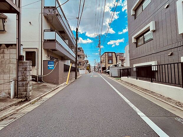 【前面道路】前面道路は見通しが良く、車の出入りもスムーズで安心してご利用いただける立地です。開放感のある街並みが広がり、日々の暮らしにゆとりと心地よさをもたらします。住環境としても良好な魅力あるロケーションです。